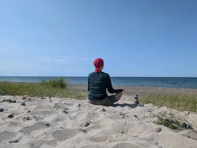 Titelbild: Sitzmeditation — Ankommen in der Stille